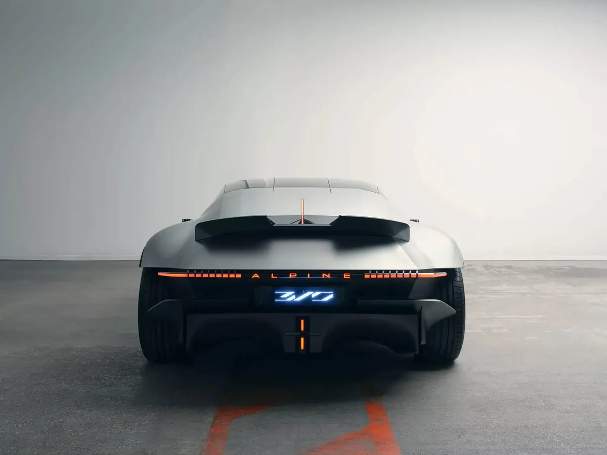 Концепт Alpine A310 VISION строго сзади: красные огни с надписью Alpine, синий дисплей 310, диффузор