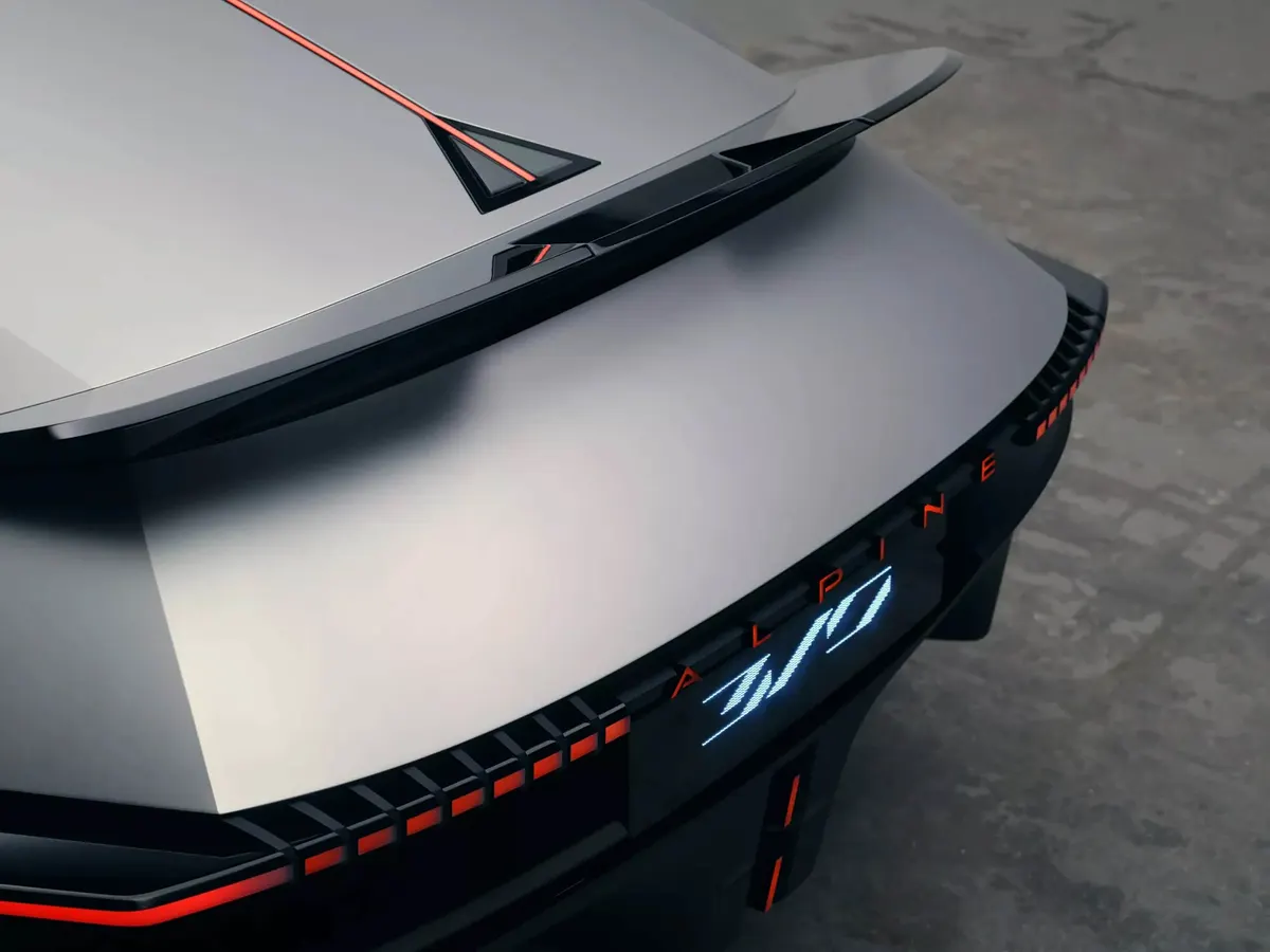 Корма концепта Alpine A310 VISION крупным планом: антикрыло, красные световые секции и надпись Alpine