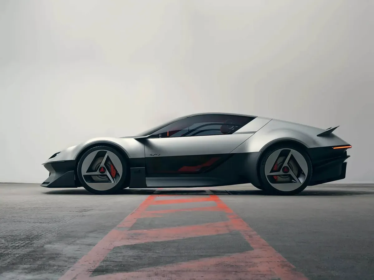Концепт Alpine A310 VISION в профиль: серебристый верх, чёрный низ, диски с треугольными спицами