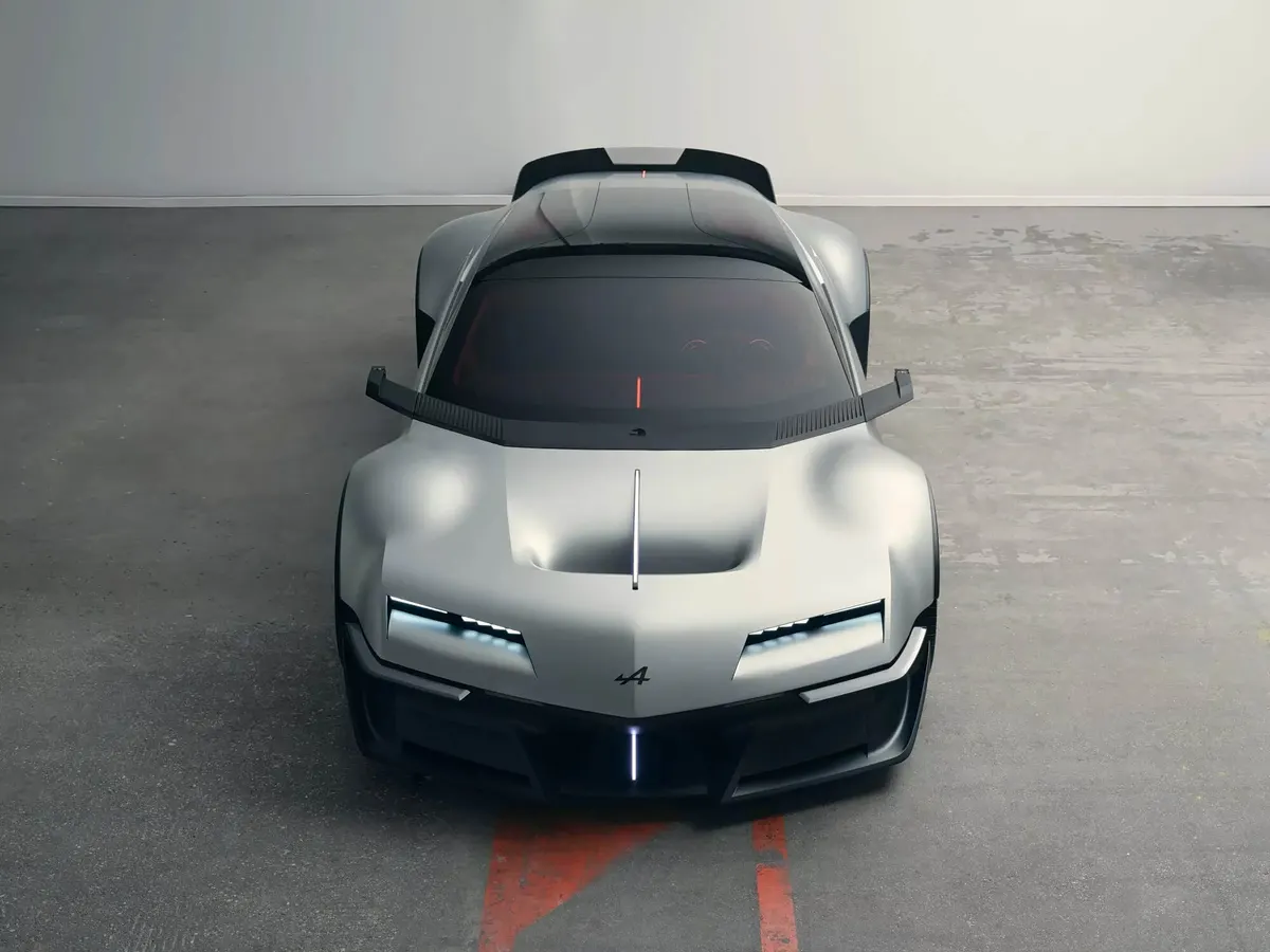 Концепт Alpine A310 VISION сверху спереди: капот с воздухозаборником, узкие фары, заднее антикрыло