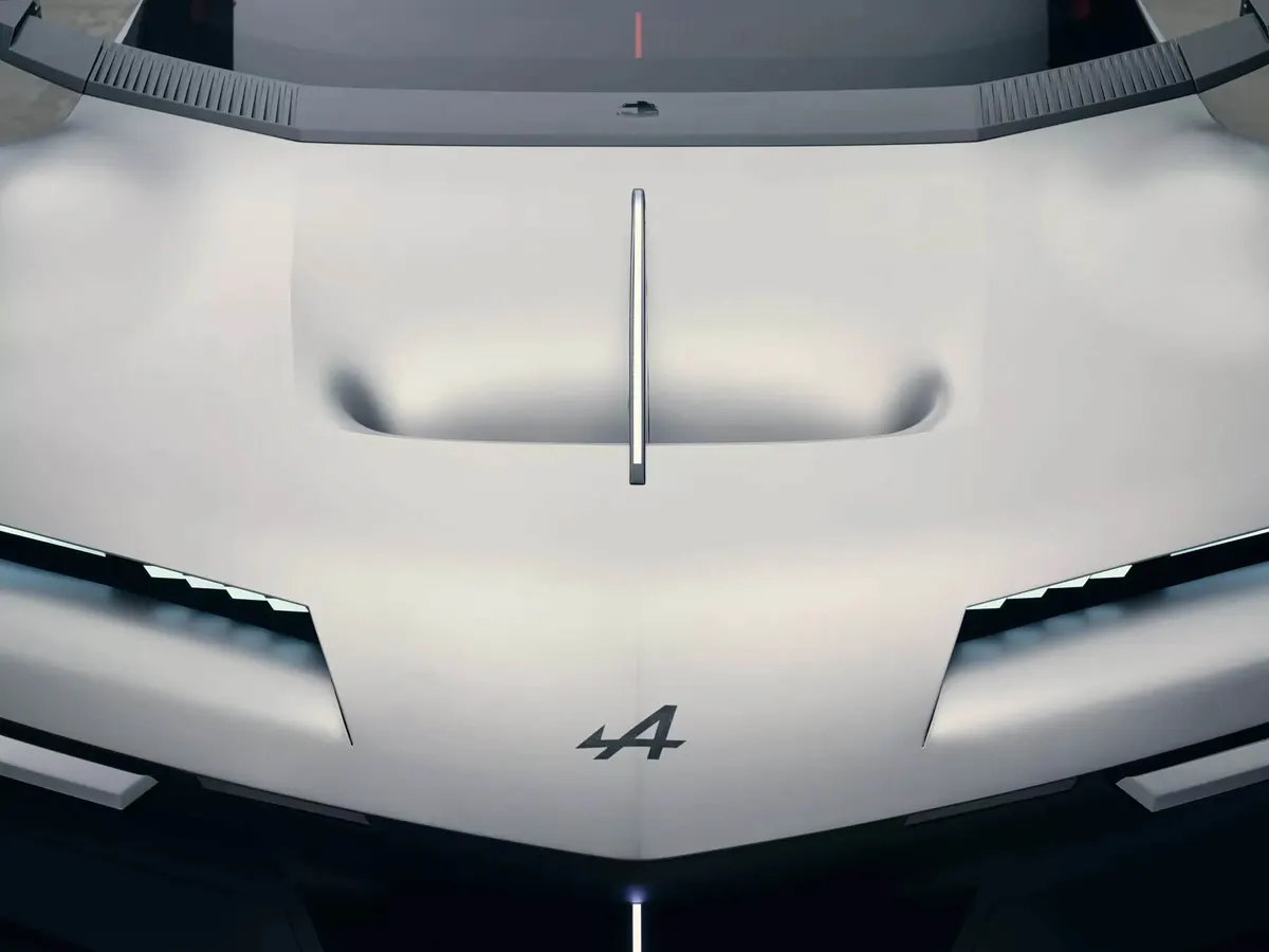 Капот концепта Alpine A310 VISION крупным планом: воздухозаборник, световая вставка и логотип Alpine