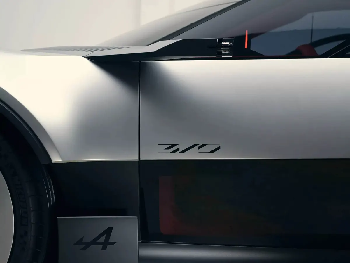 Борт концепта Alpine A310 VISION вблизи: надпись 310 на двери, логотип Alpine на накладке порога