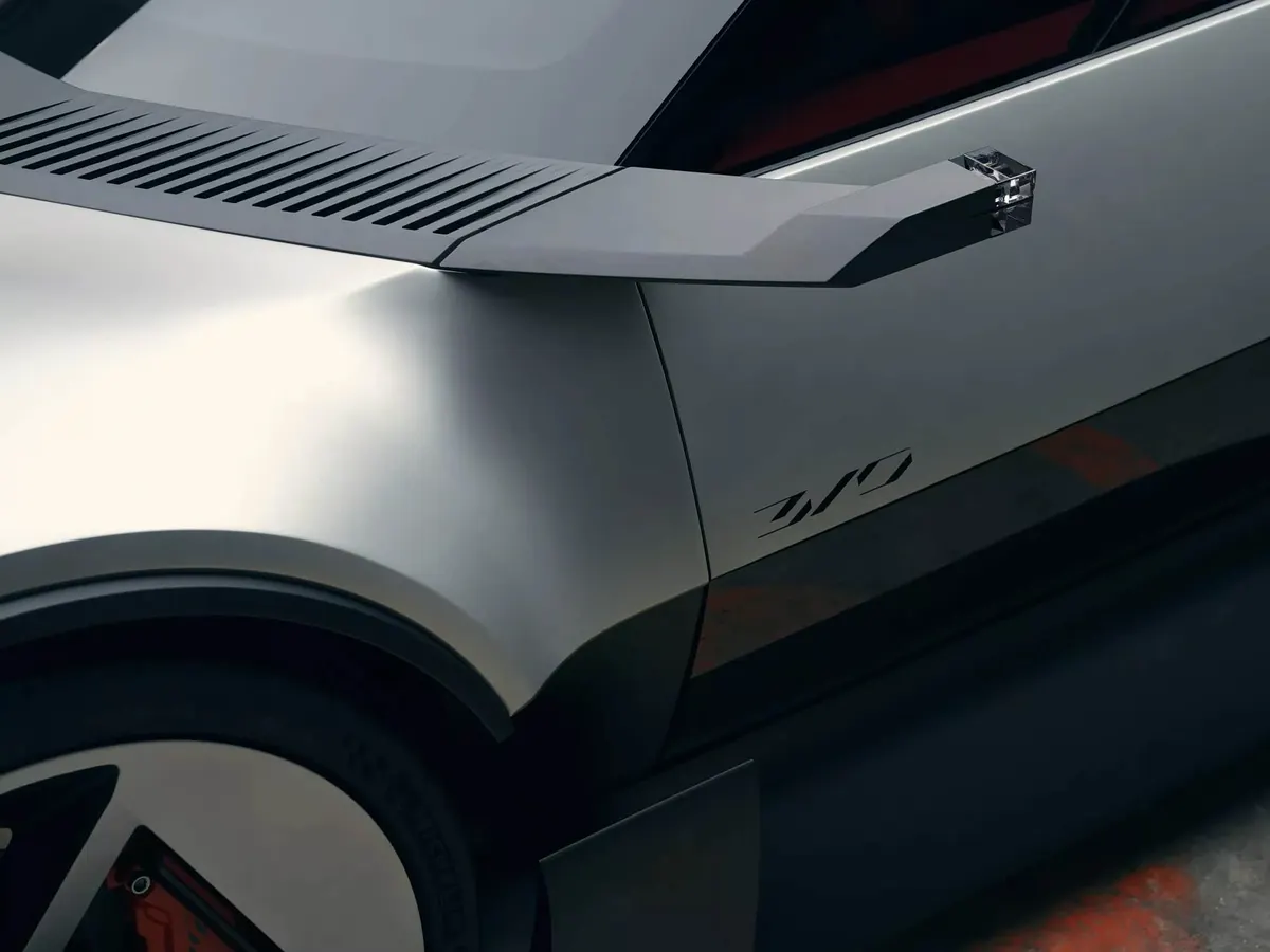 Задняя часть двери и боковая стойка концепта Alpine A310 VISION с надписью 310 на кузове