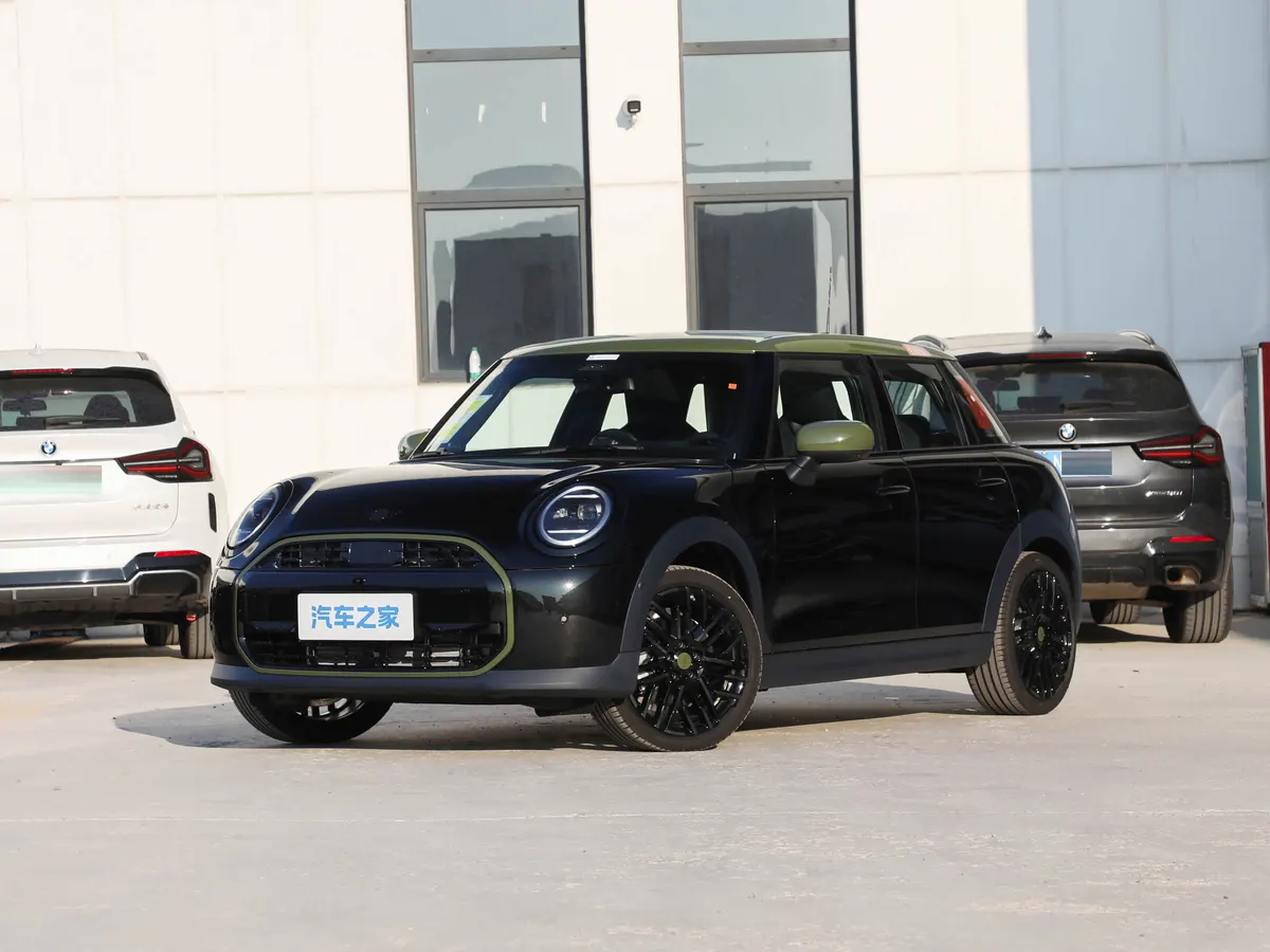 Чёрный пятидверный MINI с оливково-зелёной крышей и зелёными зеркалами на площадке, вид спереди