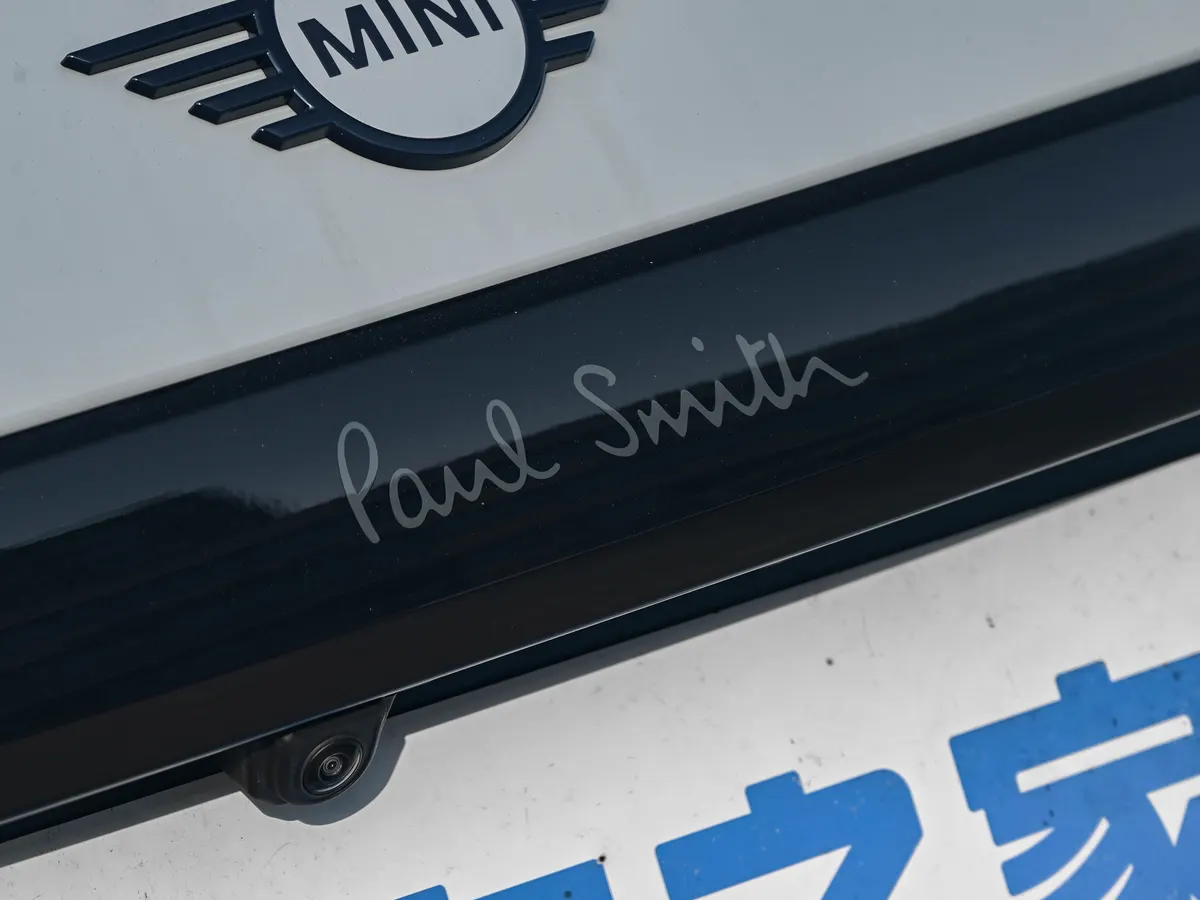 Подпись Paul Smith на тёмной накладке под логотипом MINI, ниже камера заднего вида