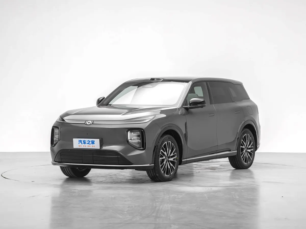 Changan Qiyuan Q07, серый кроссовер, вид спереди сбоку на белом студийном фоне