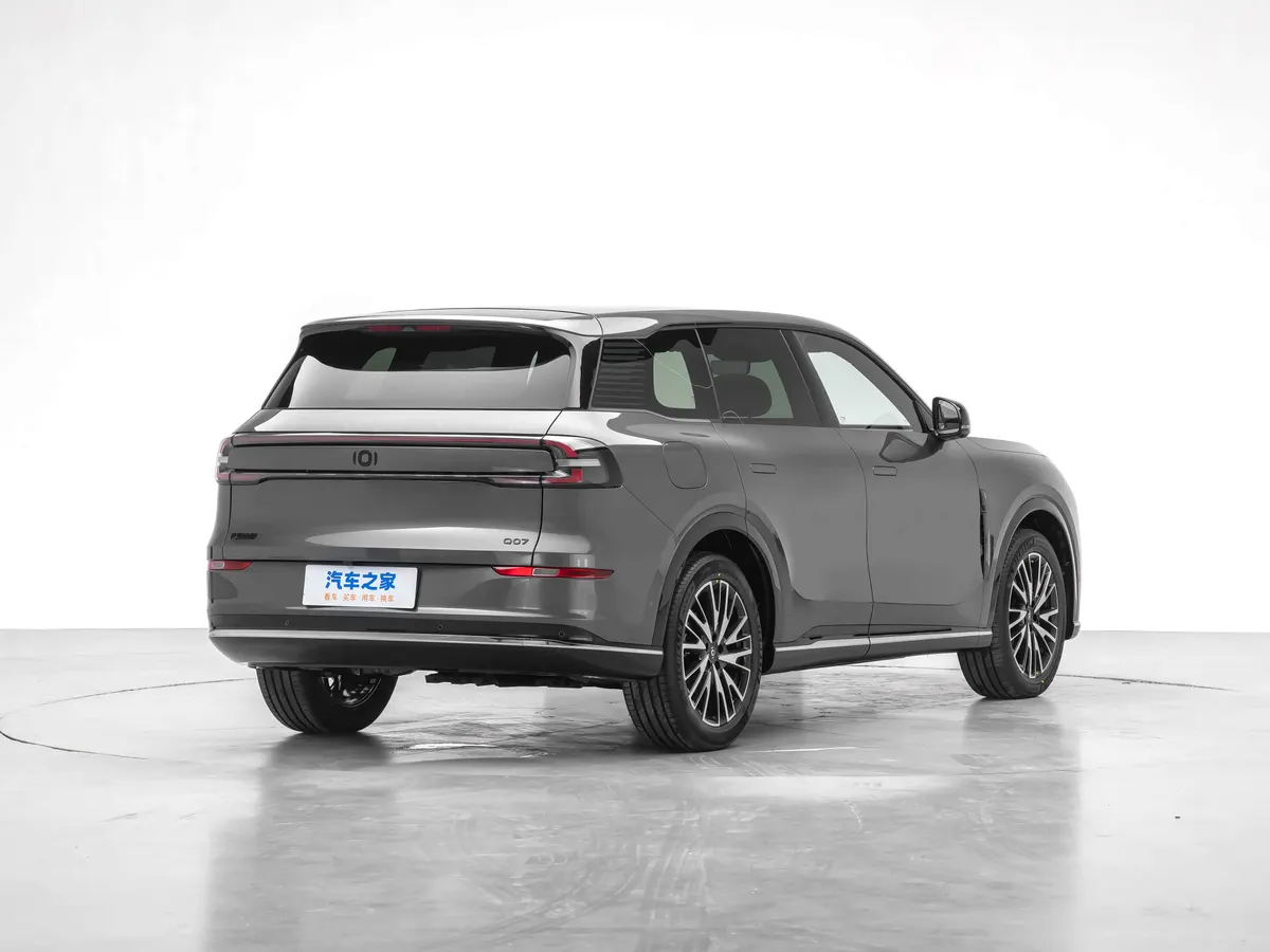 Серый Changan Qiyuan Q07 сзади сбоку: сплошная полоса задних фонарей, многоспицевые диски