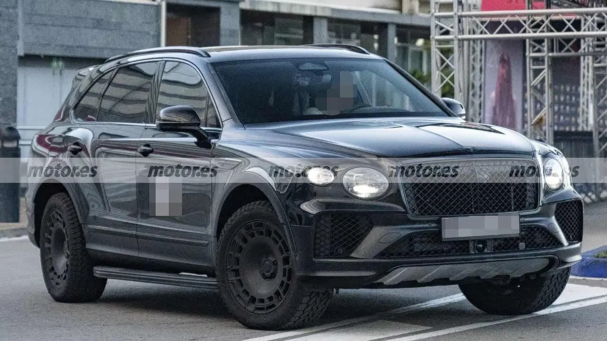 Тёмный Bentley Bentayga X спереди в три четверти: решётка с сотами, чёрные диски, всесезонная резина