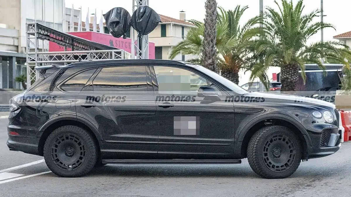Bentley Bentayga X в профиль: массивные чёрные колёса, внедорожные шины, подножка вдоль порогов
