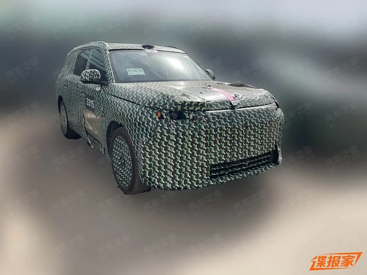 Прототип нового SUV Leapmotor в камуфляжной плёнке, вид спереди-сбоку, на двери номер 3315