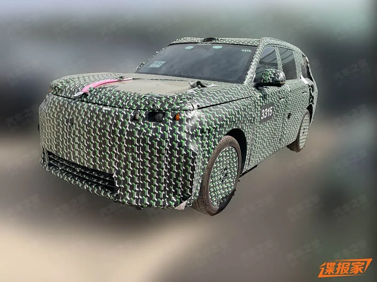 Замаскированный прототип Leapmotor спереди слева: плёнка на капоте и решётке бампера