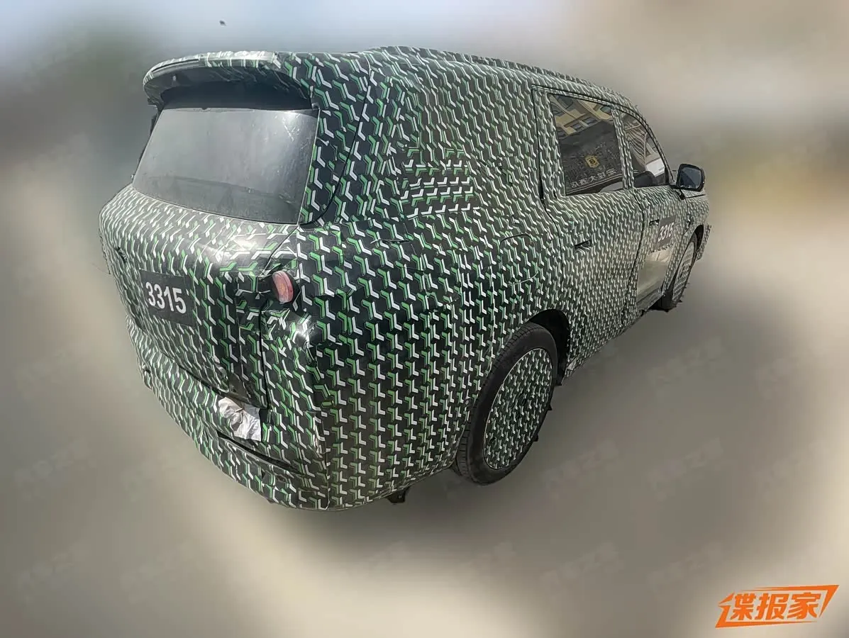 Камуфлированный прототип Leapmotor сзади: плоское заднее стекло, спойлер и номер 3315