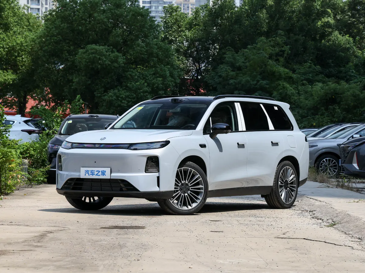 Белый серийный Leapmotor C16 спереди: полоса фар, литые диски, тёмные накладки бампера