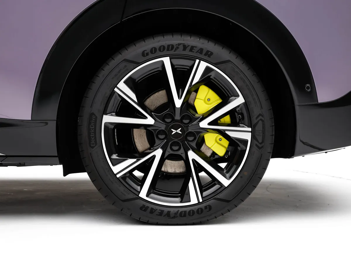 Колёсный диск MONA L05 с шиной Goodyear и жёлтым тормозным суппортом