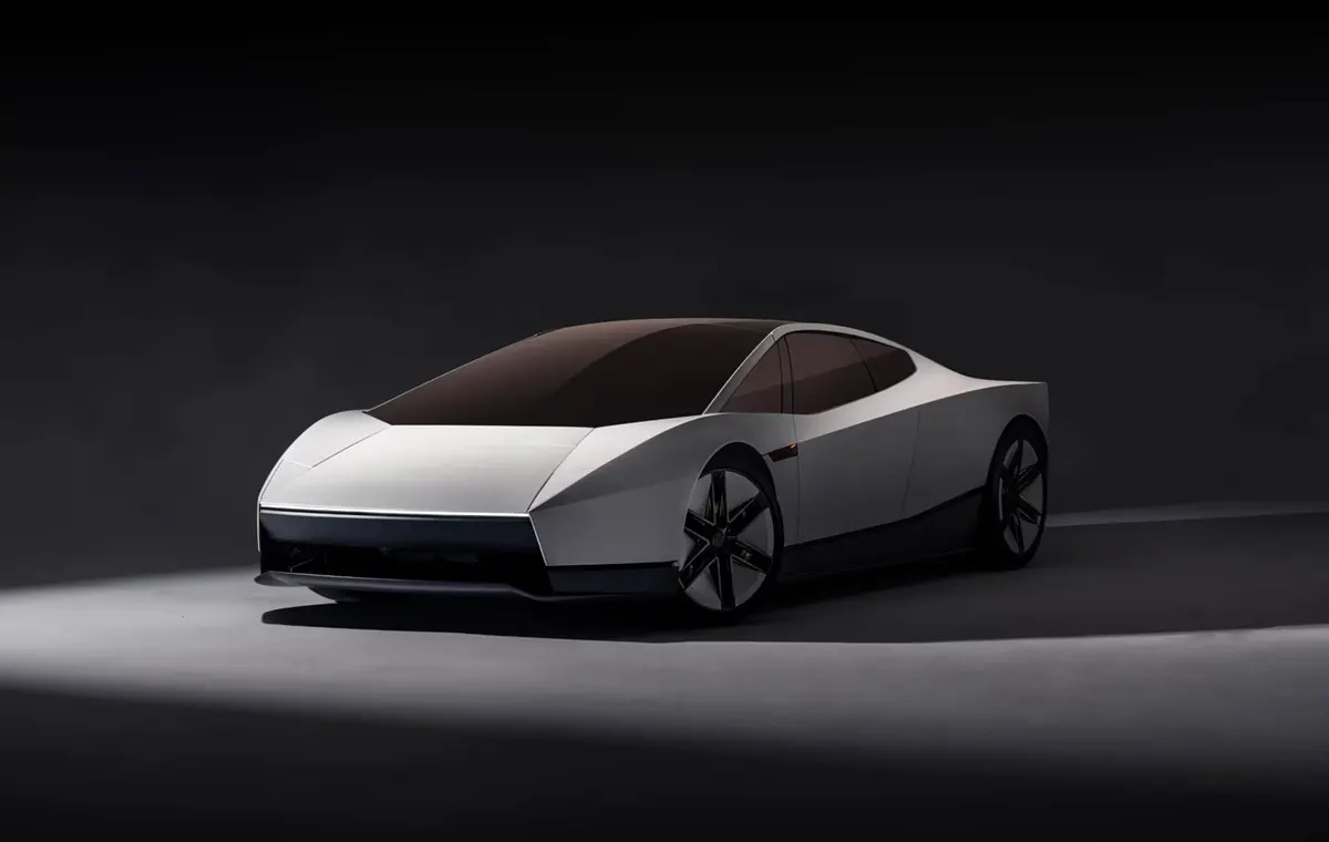 Белый Roadster спереди-сбоку в студии: угловатый кузов, тёмное остекление, шестиспицевые диски