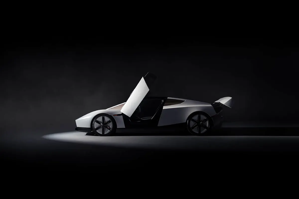 Roadster сбоку на тёмном фоне с поднятой дверью и выдвинутым задним антикрылом