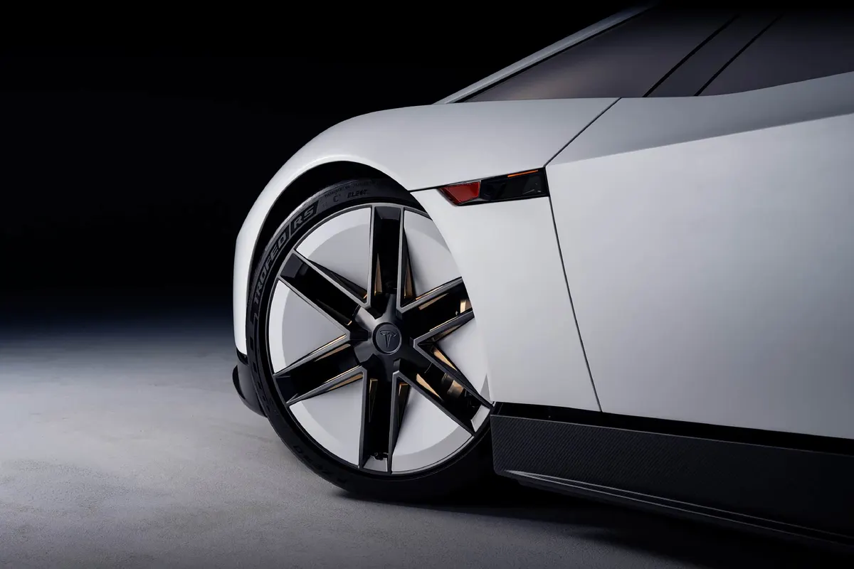 Переднее колесо Roadster крупно: шесть спиц, светлый диск, шина, логотип Tesla на ступице