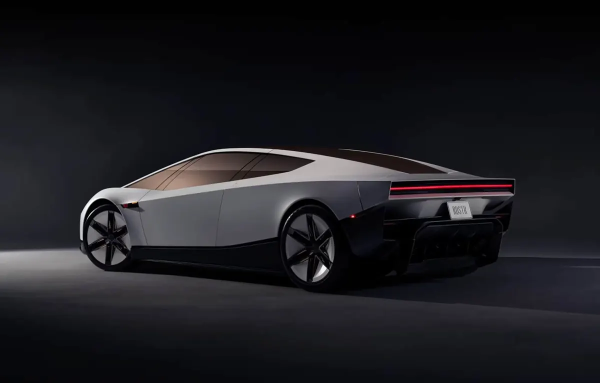Roadster сзади-сбоку в студии: красная полоса фонаря, номер RDSTR, тёмный диффузор, шестиспицевые диски