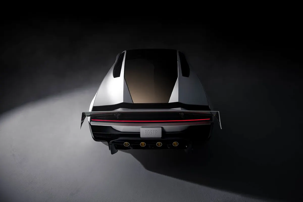 Roadster сзади сверху с задним антикрылом: красная полоса фонаря, номер RDSTR, четыре золотистых сопла