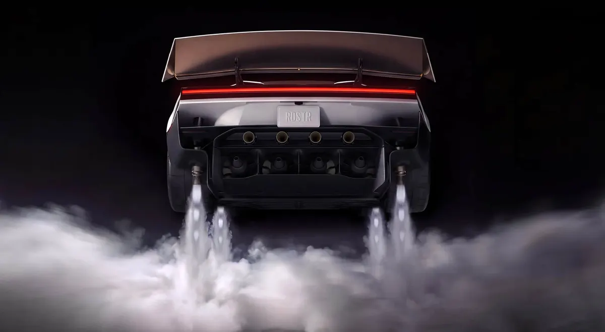 Roadster сзади с поднятым антикрылом: из четырёх сопел и боковых патрубков бьют струи газа, клубится дым