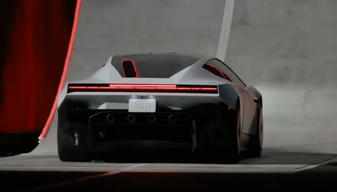 Крупный план Roadster сзади на рампе: красная полоса фонаря, четыре сопла, номер RDSTR
