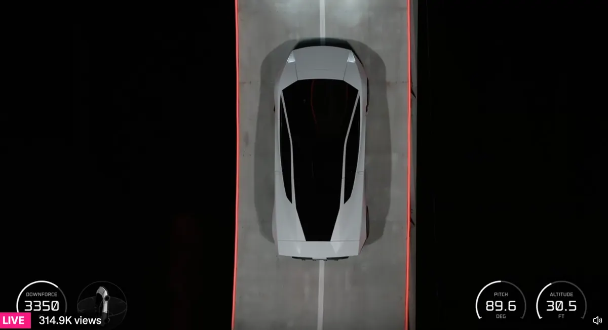 Вид сверху на Roadster на рампе; данные трансляции: прижимная сила 3350, наклон 89,6°, высота 30,5 фута