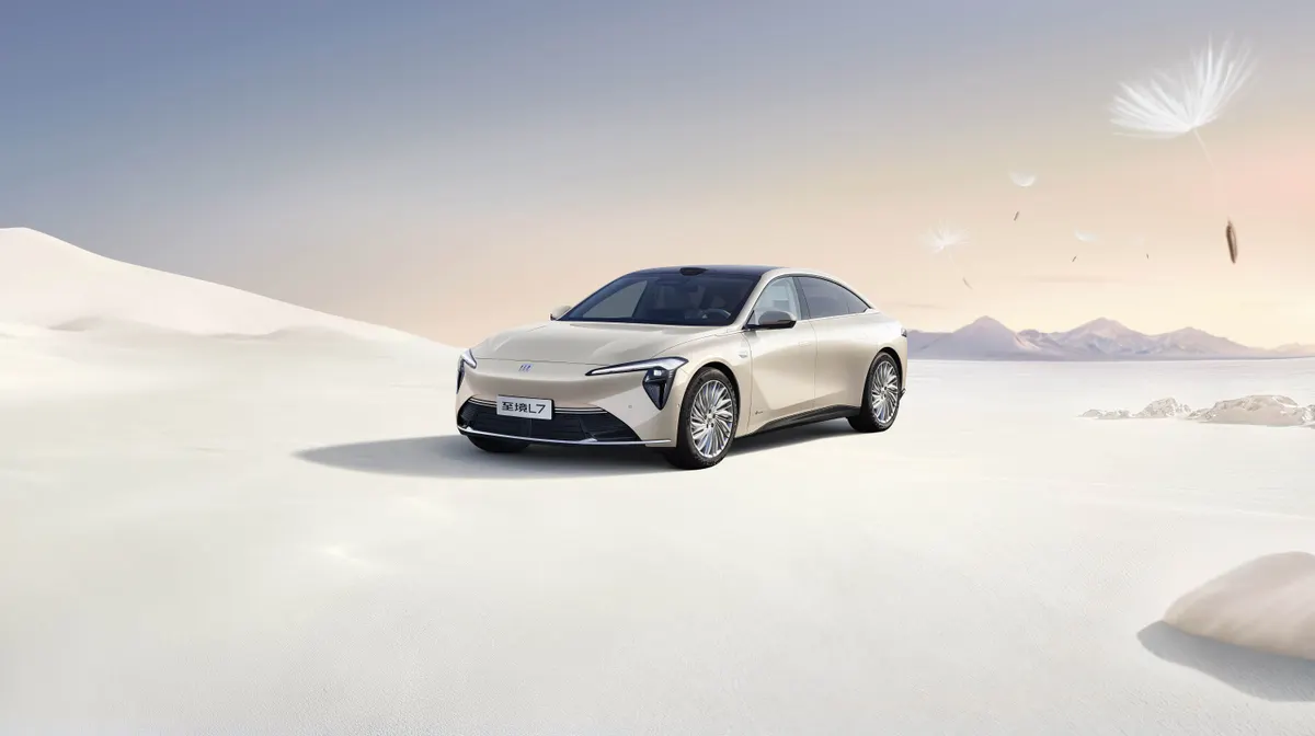 Бежевый седан Buick Zhijing L7 на белом песке на фоне дюн, гор и летящих пушинок