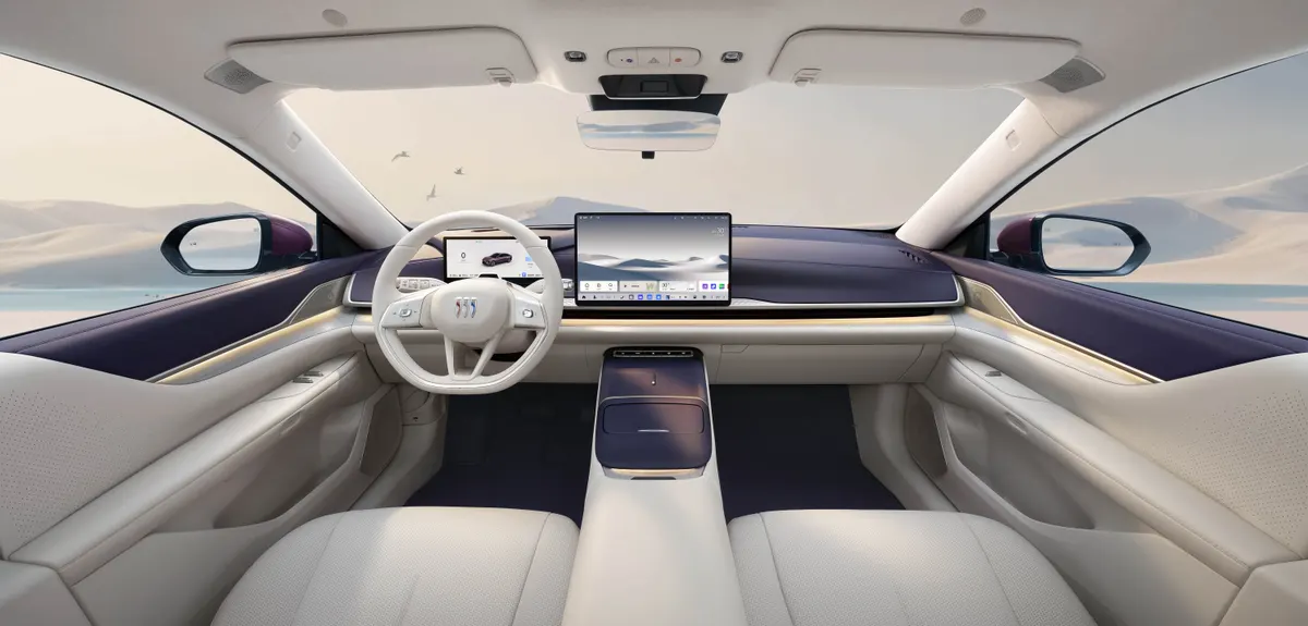 Салон Buick Zhijing L7: светлые сиденья, фиолетовая панель, белый руль и центральный дисплей