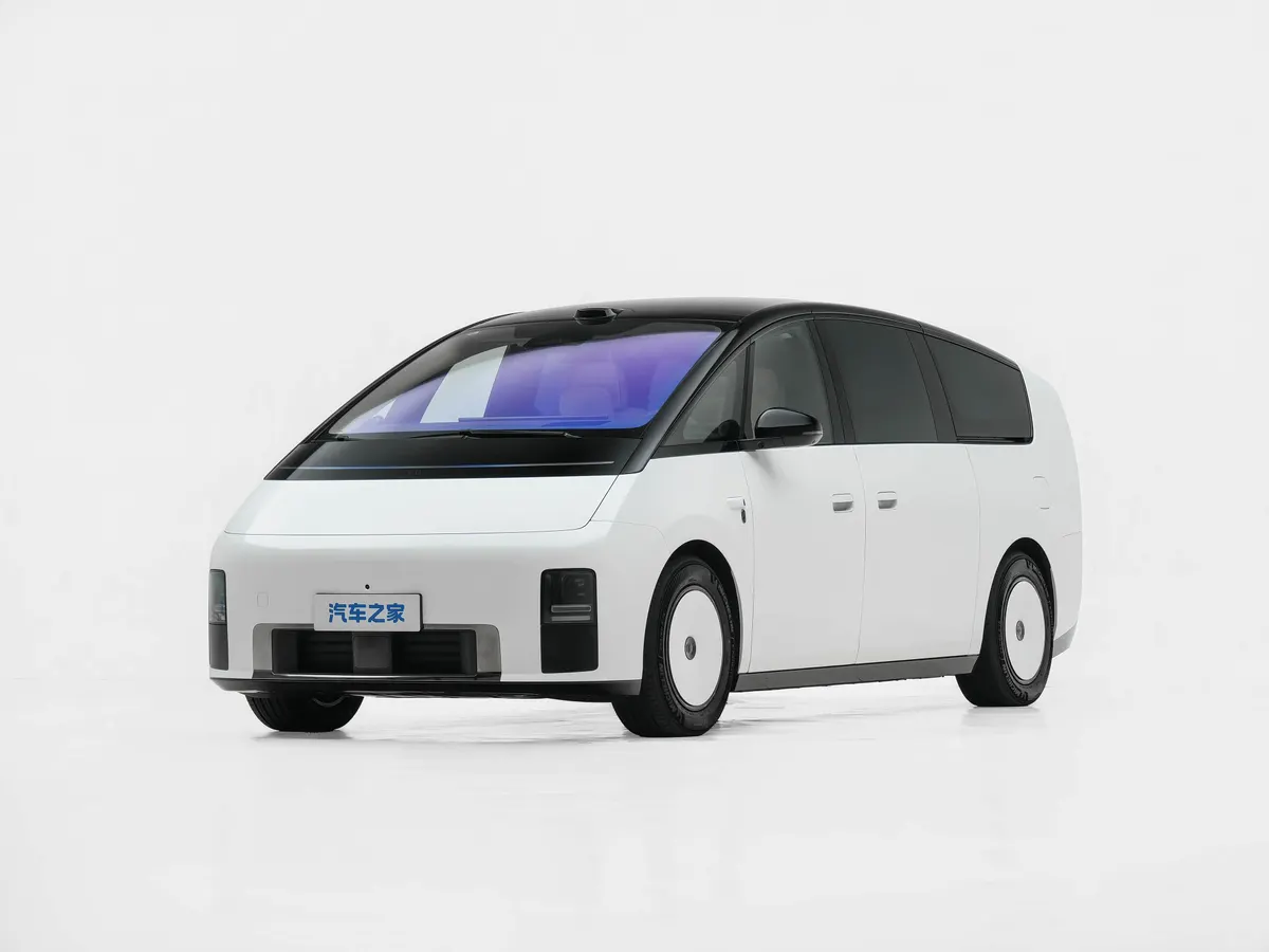 Белый минивэн Li Auto с чёрной крышей и закрытыми дисками колёс на белом фоне
