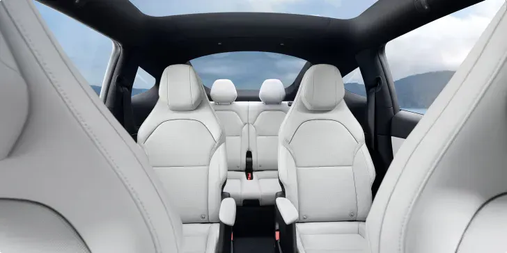 Светлый салон Tesla Model Y L: белые сиденья и панорамная стеклянная крыша