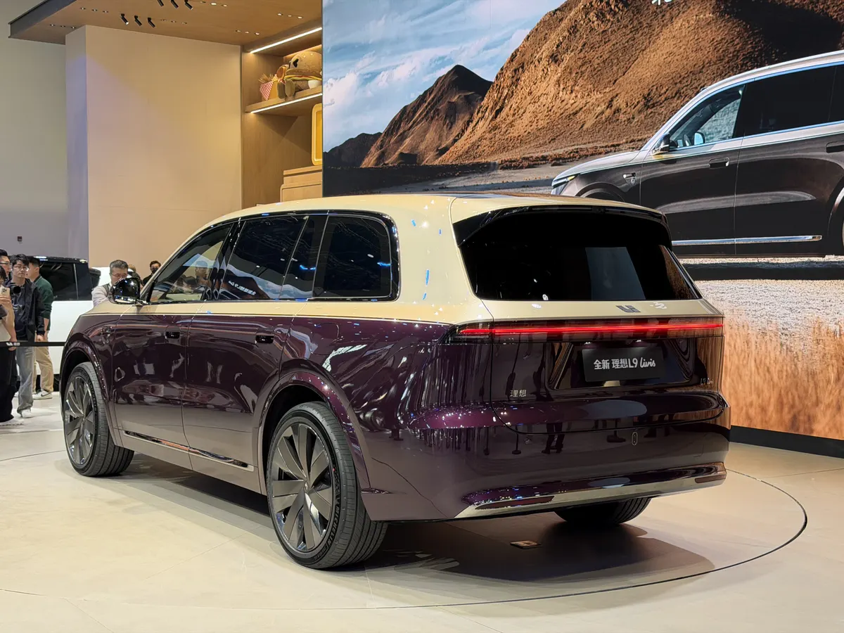 Li Auto L9 Livis сзади-сбоку: светодиодная полоса задних фонарей, двухцветный кузов, посетители выставки