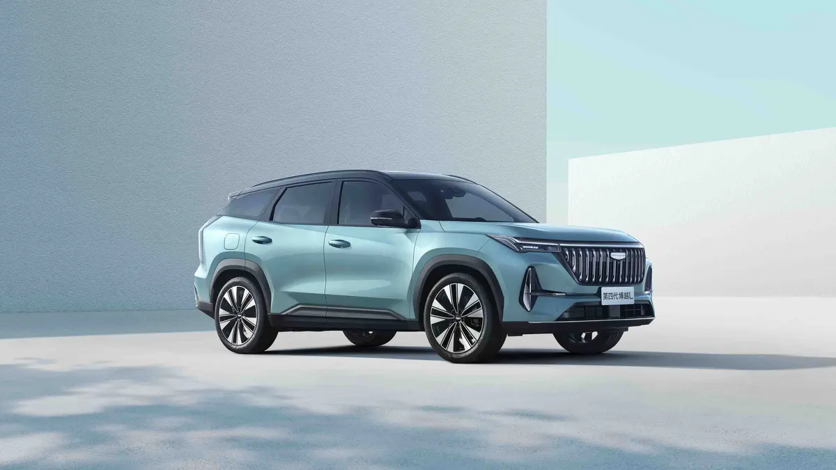 Бирюзовый кроссовер Geely с вертикальной решёткой радиатора и крупными дисками на фоне светлых стен