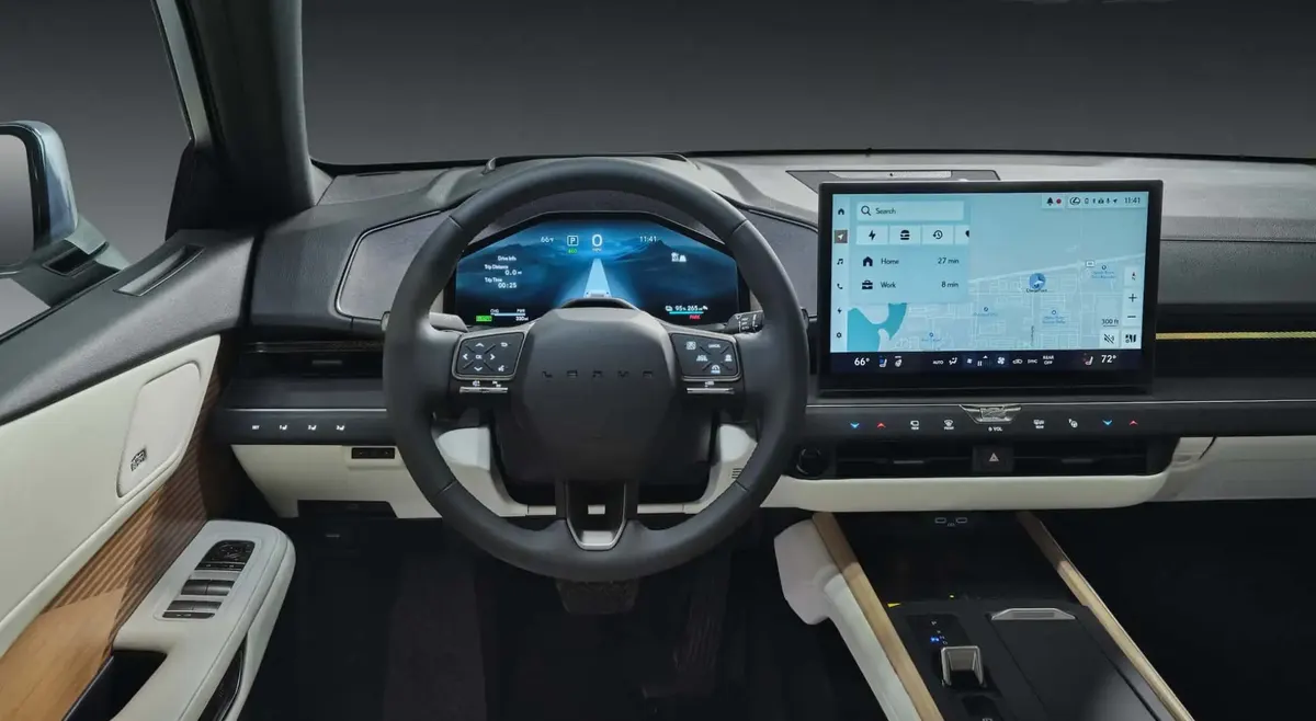 Салон Lexus ES 350e: руль, цифровая приборная панель и широкий экран навигации с картой на центральной консоли