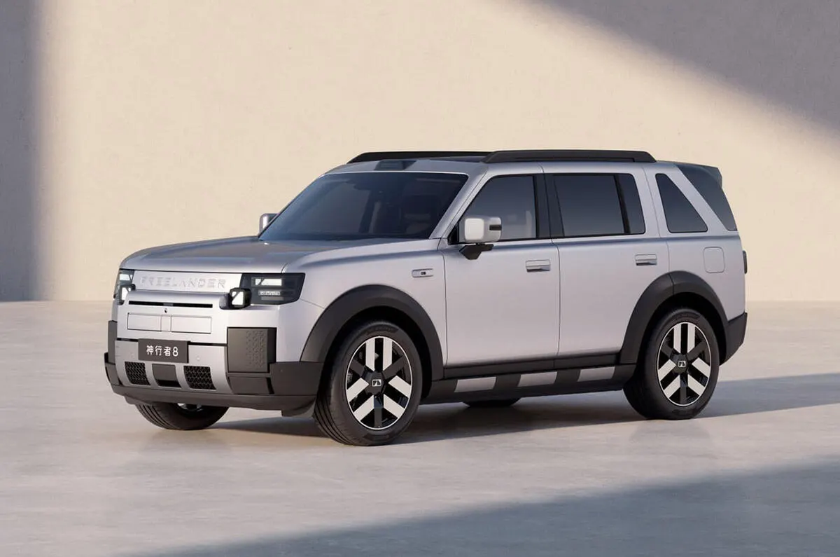 Серебристый внедорожник Freelander 8 с чёрными колёсными арками и контрастными дисками, вид спереди сбоку