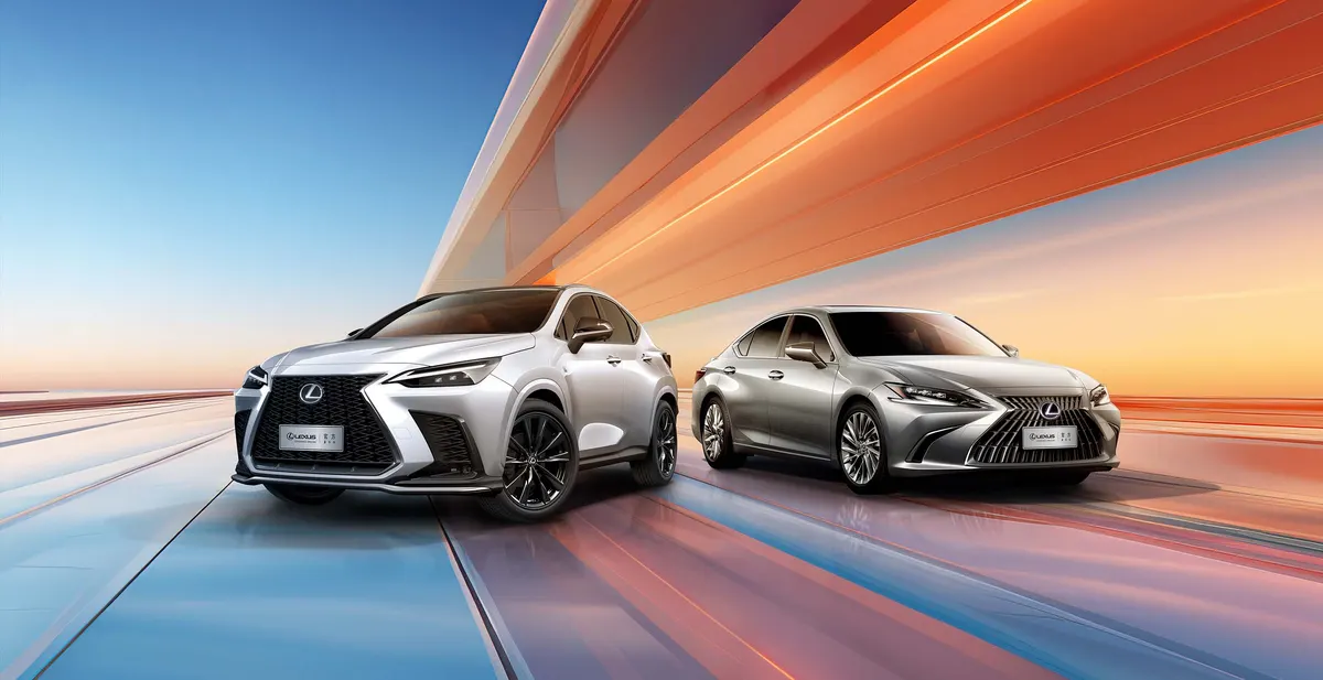Серебристый кроссовер и серый седан Lexus на фоне оранжево-синих абстрактных линий
