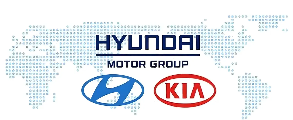 Логотипы Hyundai Motor Group, Hyundai и Kia на фоне точечной карты мира