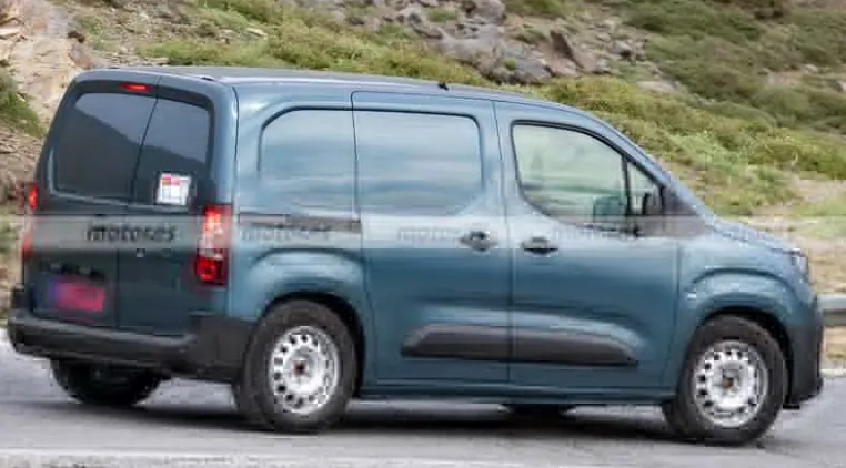 Peugeot E-Partner сине-серого цвета на дорожных тестах: вид сбоку и сзади, сдвижная боковая дверь, стальные колёса