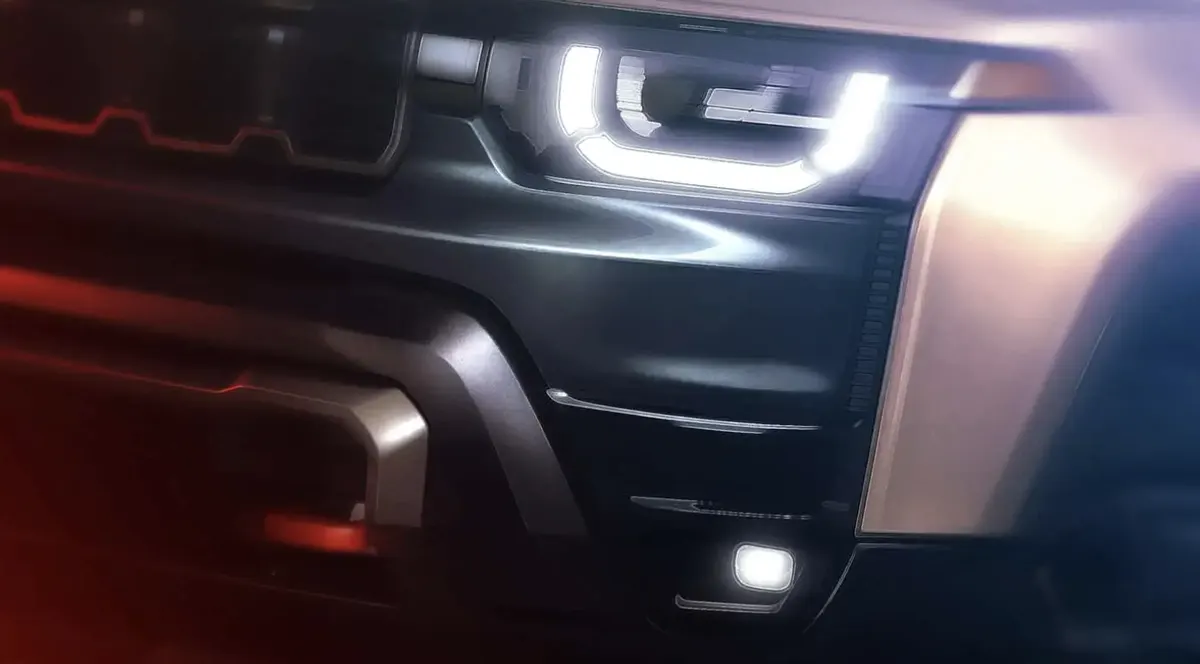 Тизер Jeep Cherokee Trailhawk: крупным планом светящаяся фара с U-образной подсветкой, противотуманный фонарь и красная подсветка решётки