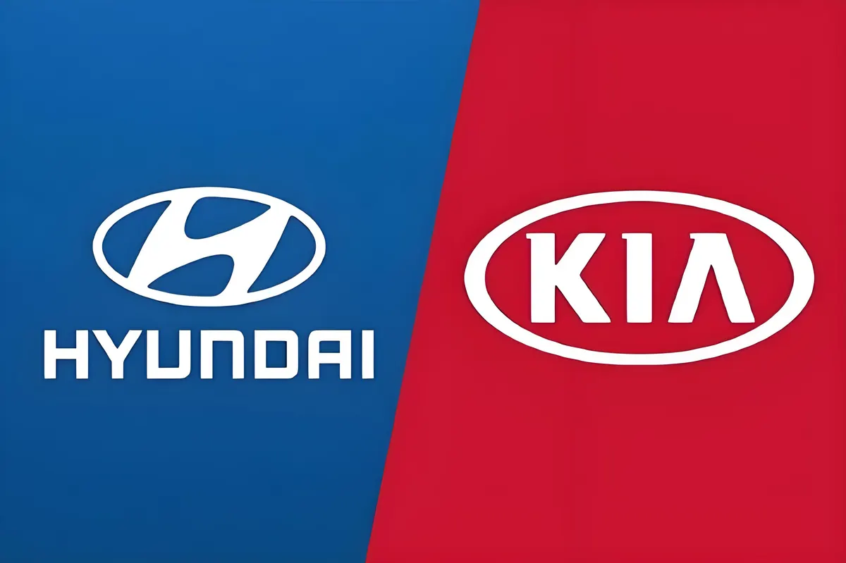 Логотипы Hyundai на синем фоне и Kia на красном фоне, разделённые диагональной линией