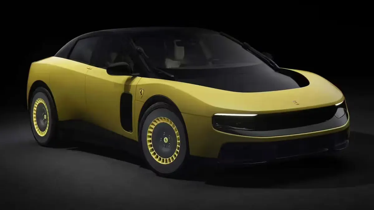 Ferrari Luce жёлтого цвета с чёрной крышей и жёлтыми дисками, вид спереди сбоку на тёмном фоне