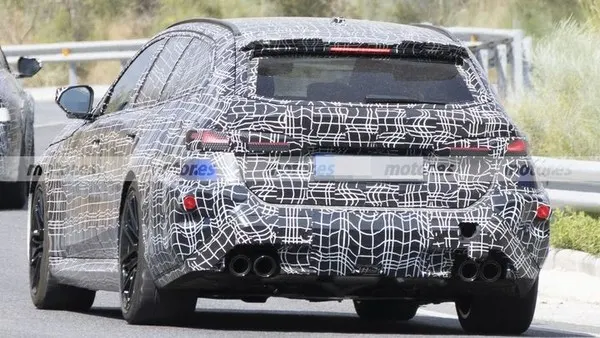Прототип BMW M5 Touring в камуфляже, вид сзади: спойлер над стеклом, четыре выхлопных патрубка