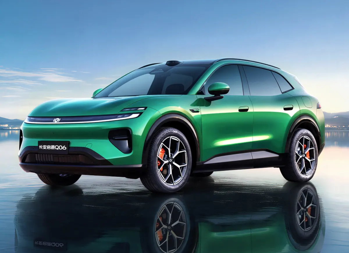 Зелёный кроссовер Changan с оранжевыми суппортами и светящейся полосой спереди, отражение в воде