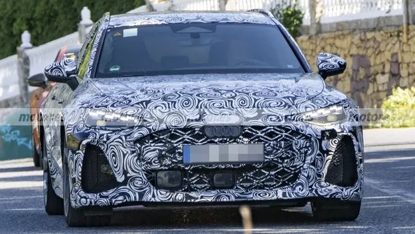 Прототип Audi RS 6 Avant в камуфляже спереди: сотовая решётка радиатора, узкие фары, кольца на капоте