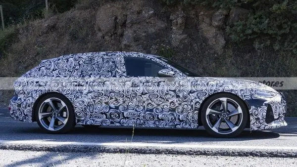 Прототип Audi RS 6 Avant в камуфляже сбоку: длинная крыша универсала и большие пятилучевые литые диски