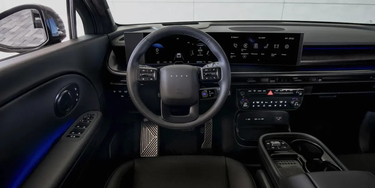 Салон Hyundai IONIQ 9: руль, широкий дисплей, синяя подсветка двери и центральная консоль