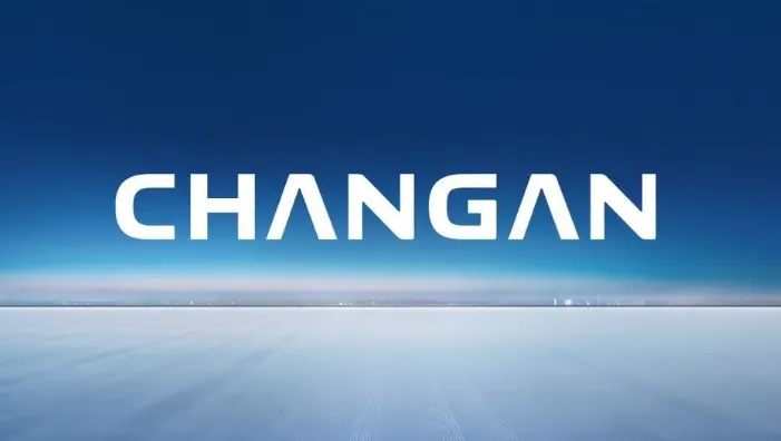 Белая надпись Changan на фоне синего неба с градиентом и светлой ровной поверхностью у горизонта