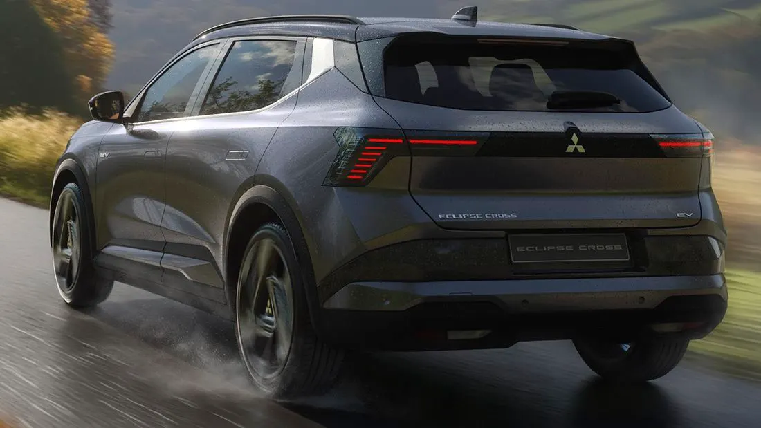 Mitsubishi Eclipse Cross EV серого цвета сзади на мокрой дороге, красные светодиодные задние фонари