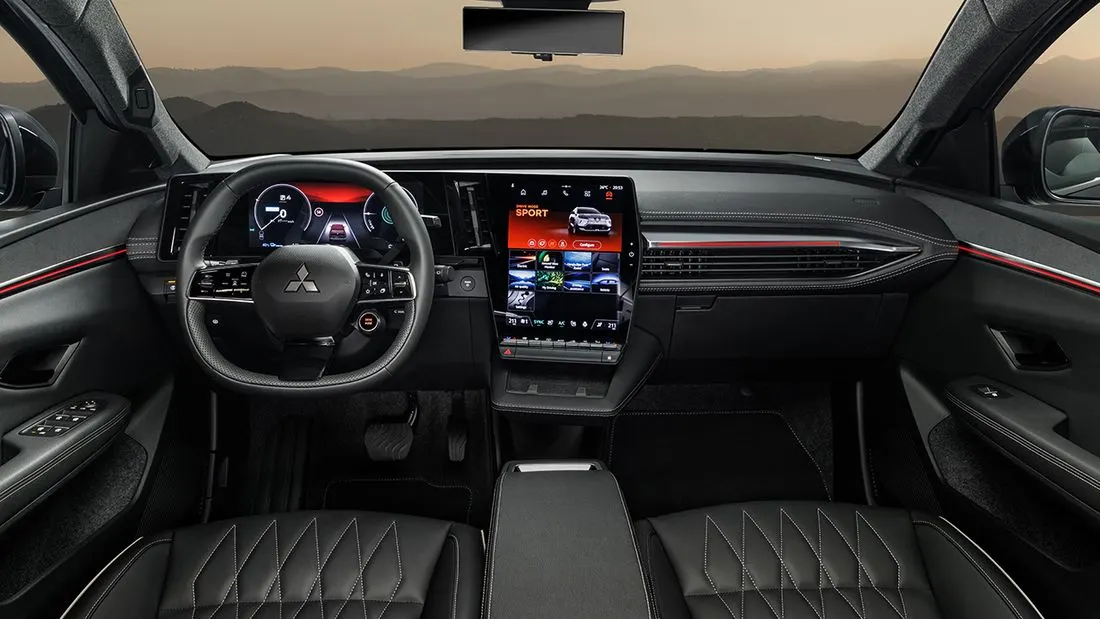 Салон Mitsubishi Eclipse Cross: руль с логотипом, вертикальный сенсорный экран, чёрные кожаные сиденья с прострочкой