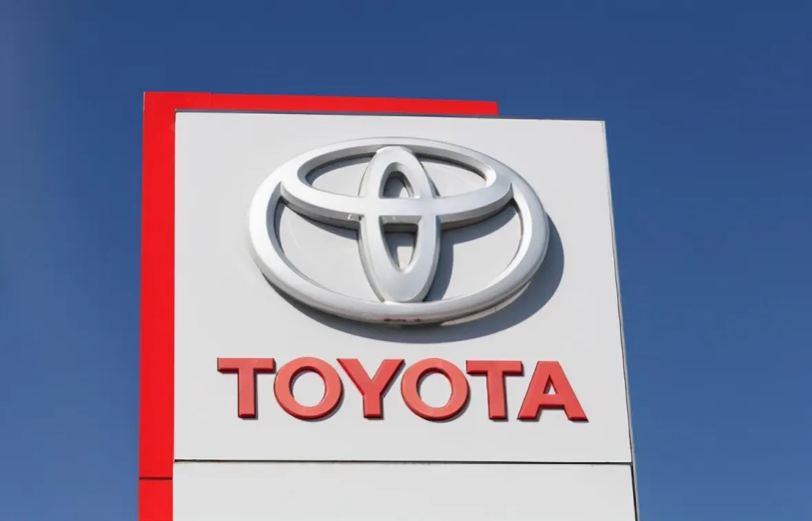 Рекламная стела с эмблемой и надписью Toyota на фоне синего неба